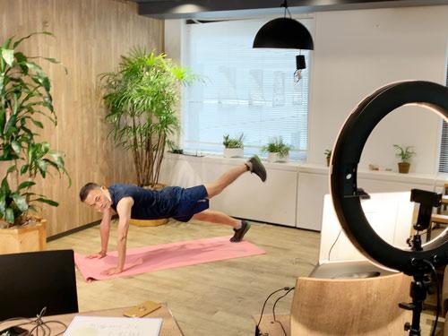 オンライン配信でエクササイズをレクチャーする柳沢氏